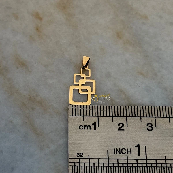 تصویر دوم آویز مربعی مینیمال طلا لیزری